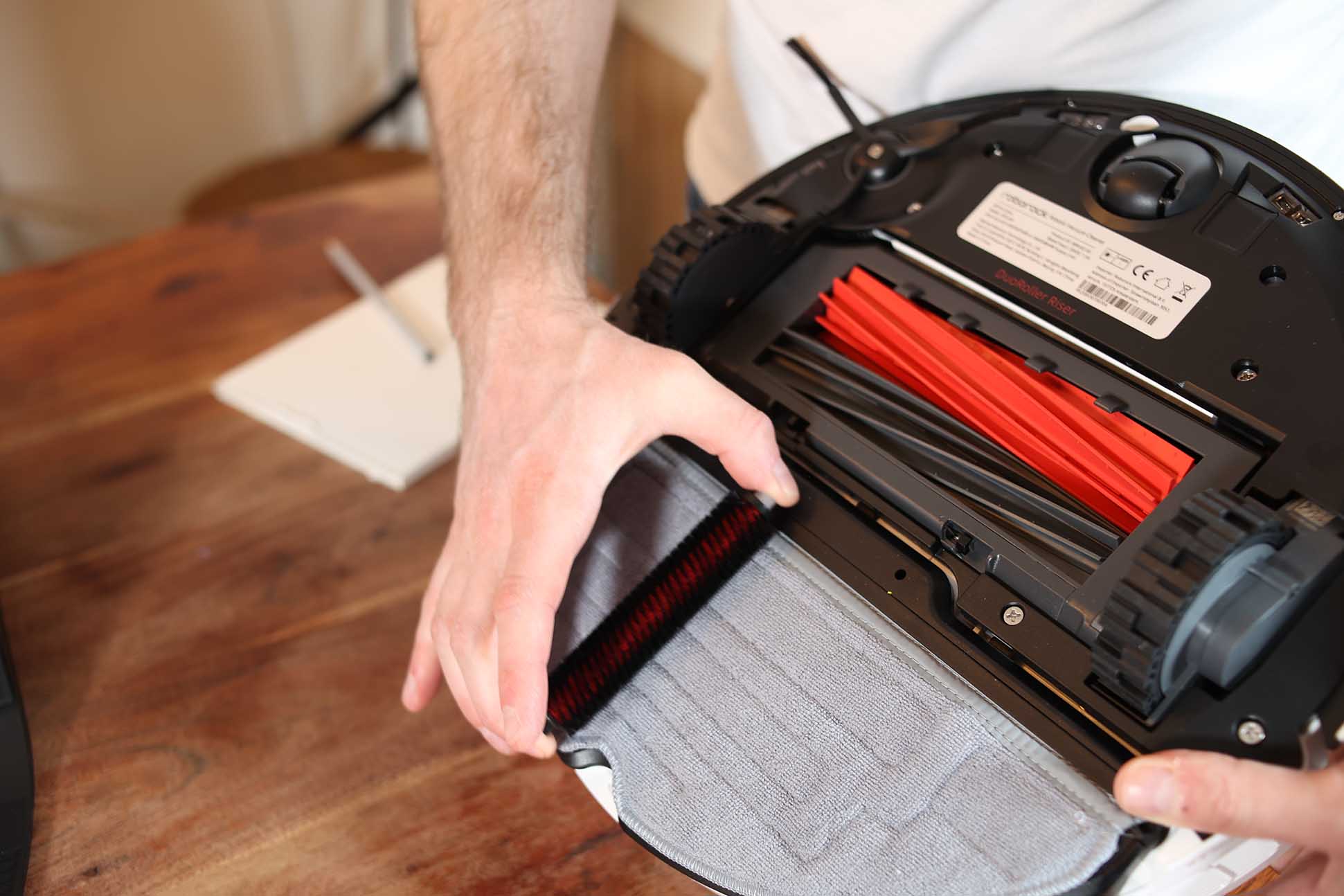 Показано, как щетка для чистки Ultra Station чистит салфетку Roborock S8 Pro.